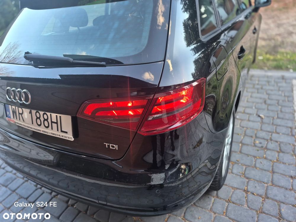 Audi A3 Sportback 1.6 TDI S line Sportpaket - 4