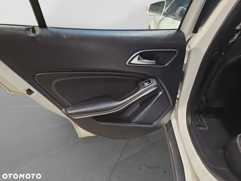 Mercedes-Benz GLA 200 7G-DCT Urban - 25