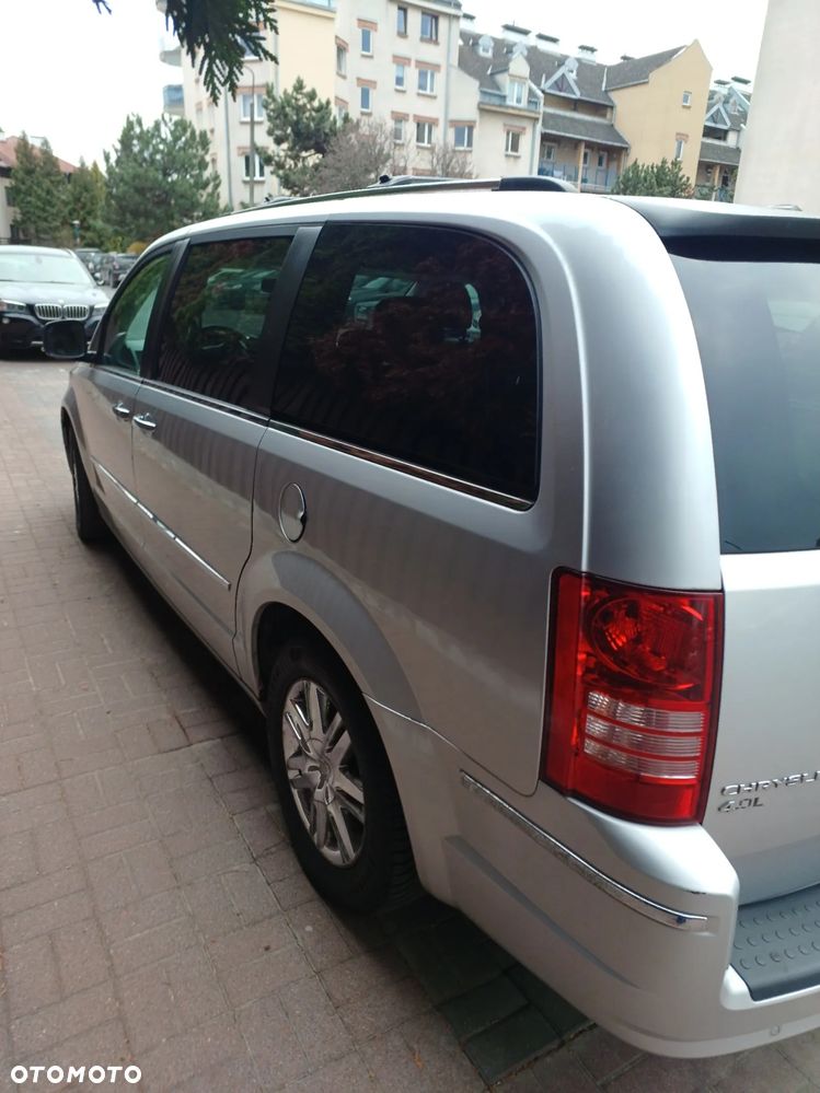 Chrysler Town & Country - 8