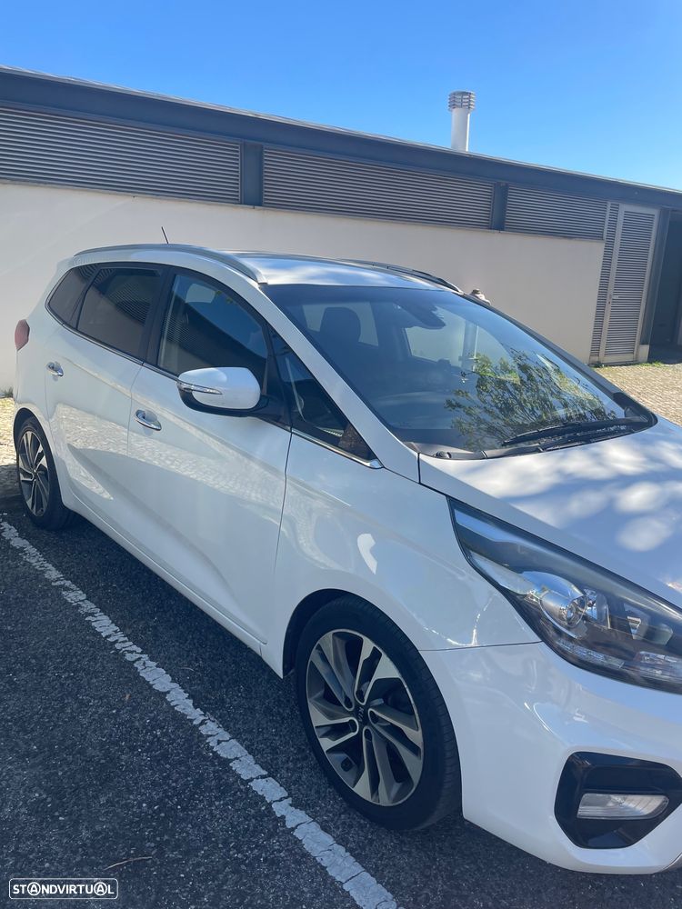 Kia Carens - 4