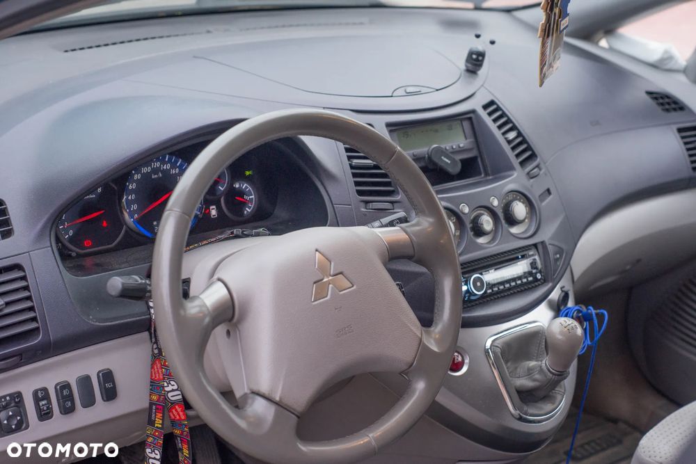 Mitsubishi Grandis 2.4 Inform - 9
