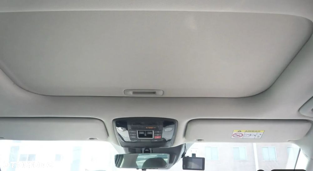 Kia Carnival - 12