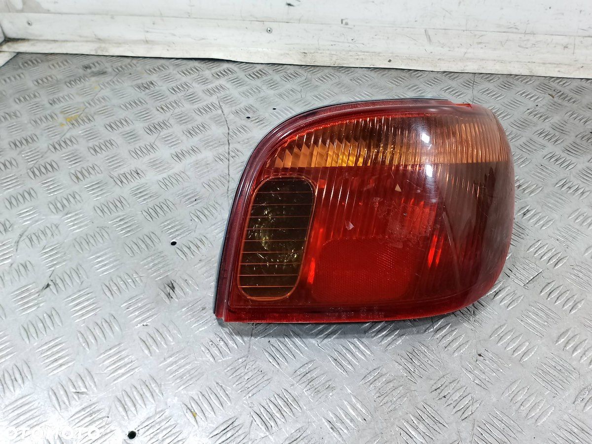 LAMPA TYLNA PRAWA TOYOTA YARIS I LIFT SEDAN - 1