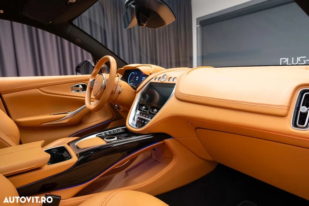 Aston Martin DBX - 9