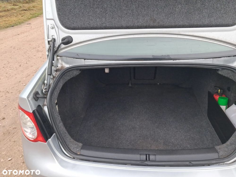 Volkswagen Jetta 1.9 TDI DPF Trendline BlueMotion - 7