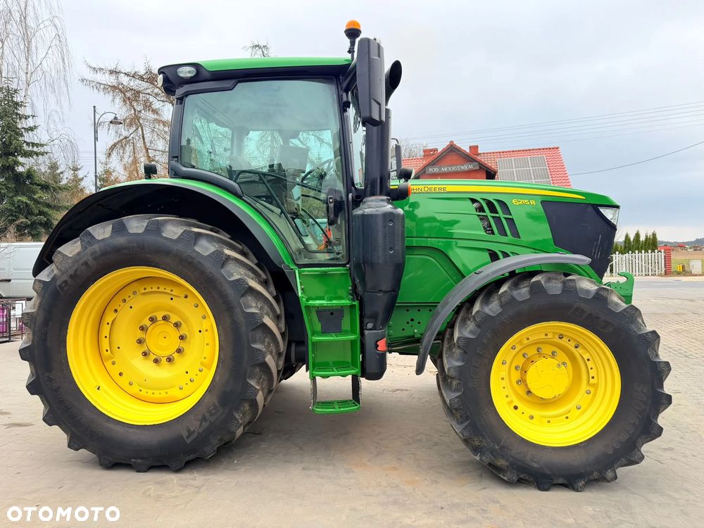 John Deere 6215R - 6