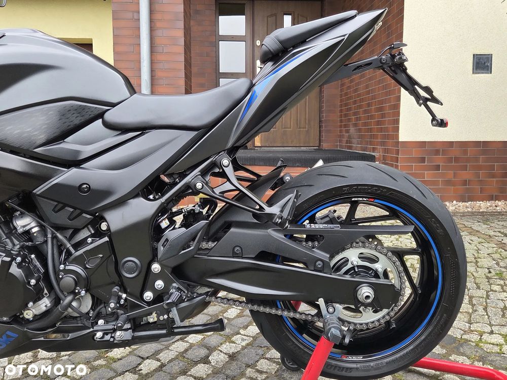 Suzuki GSX - 8
