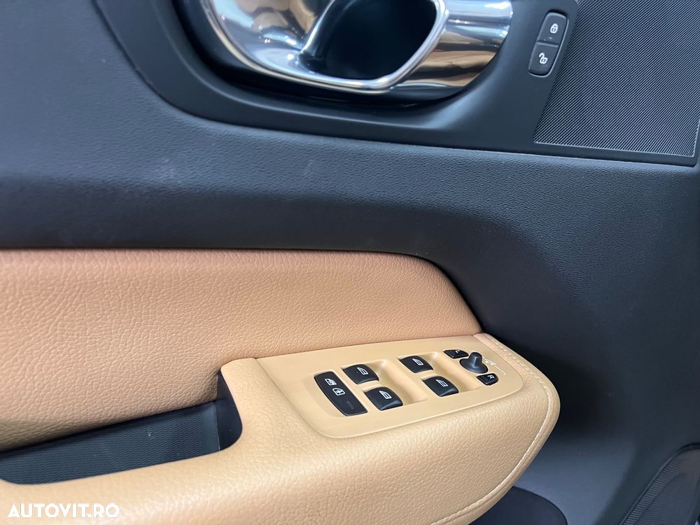 Volvo XC 60 T8 Twin Engine AWD Momentum Pro - 24