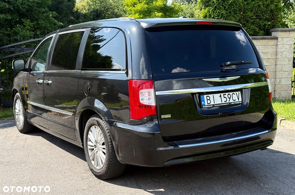 Chrysler Town & Country 3.6 Limited - 11