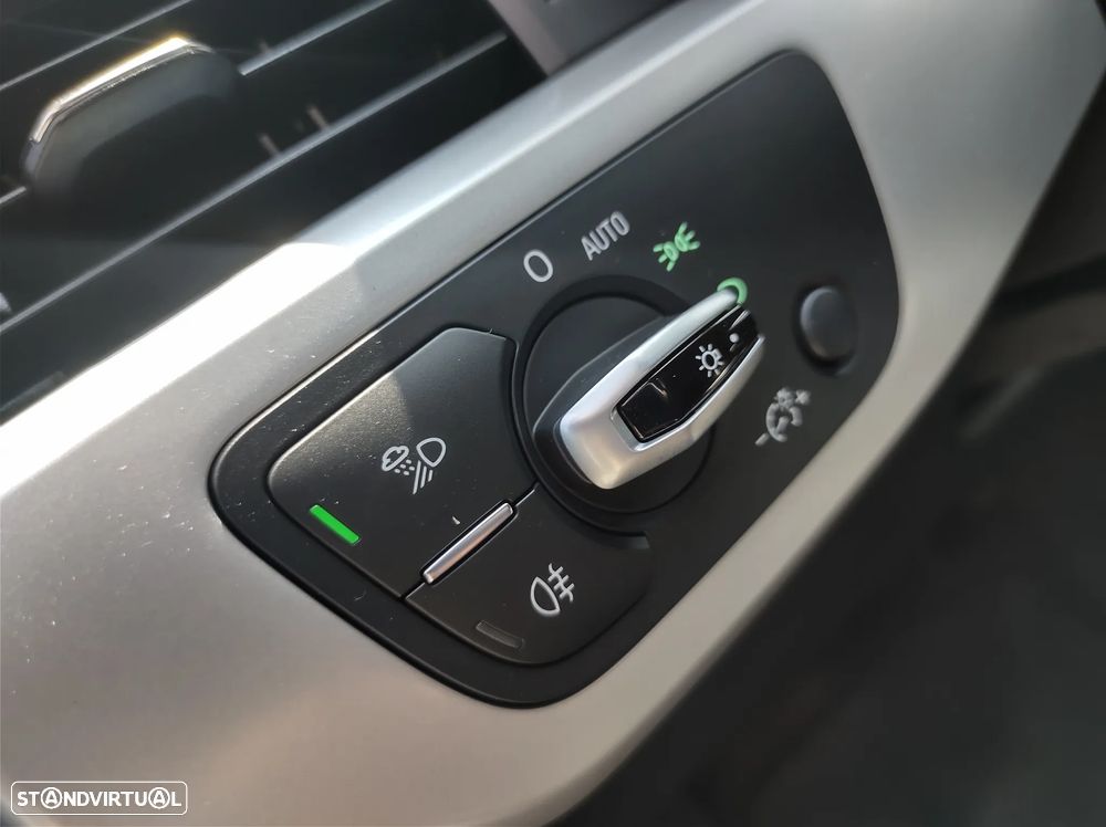 Audi A4 2.0 TDI S tronic design - 29