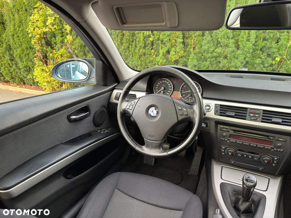BMW Seria 3 320i - 25