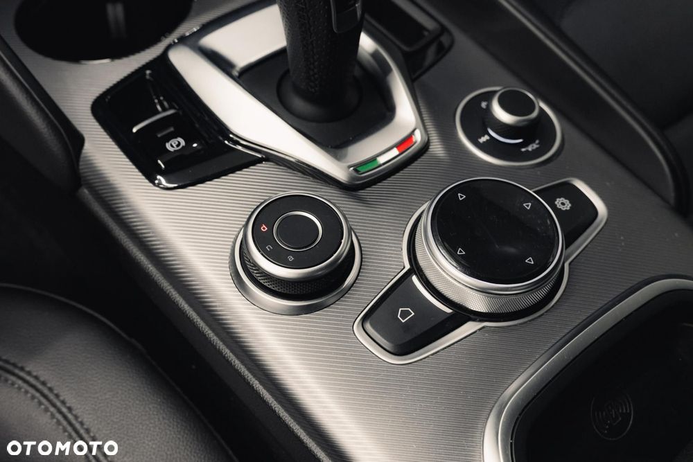 Alfa Romeo Giulia 2.0 Turbo Business - 24