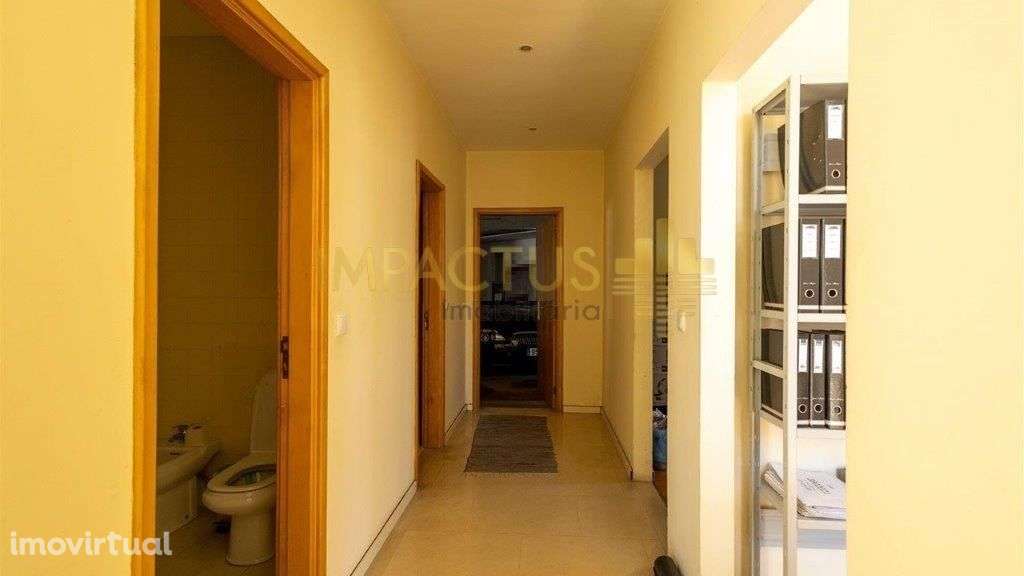 Armazém em terreno de 20 148m2 com bons acessos - Grande imagem: 4/10