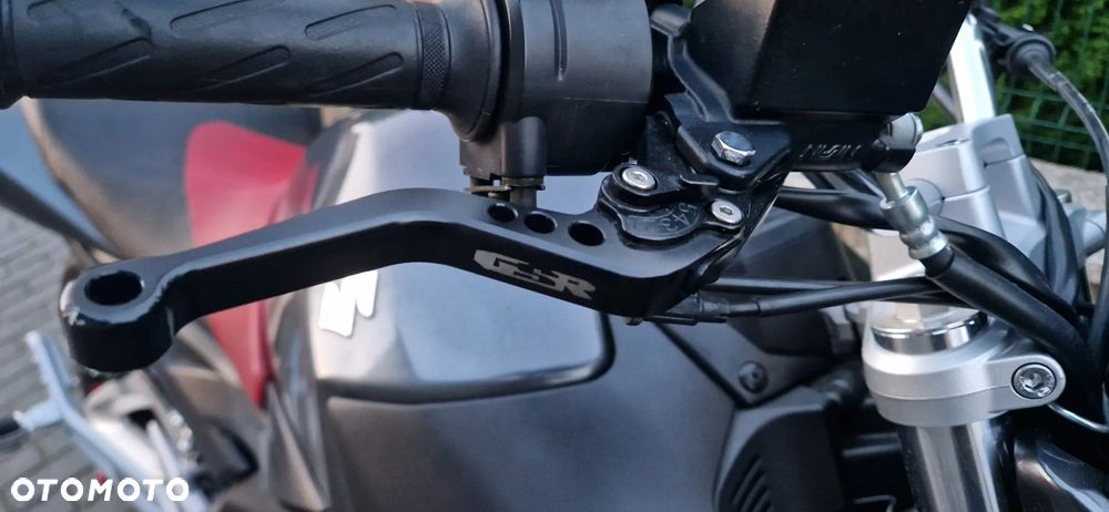Suzuki GSR - 9