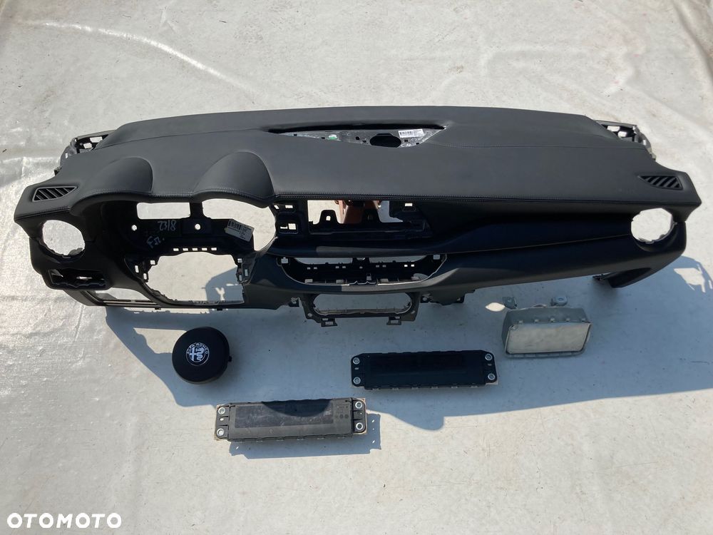 ALFA ROMEO GIULIA STELVIO TONALE DESKA KONSOLA KOKPIT PULPIT PÓŁKA PARAPET PODUSZKI POWIETRZNE KIEROWCY PASAZERA KOLANOWE KOLAN KOLANOWA PODUSZKA POWIETRZNA AIRBAG SRS AIR BAG PASY PAS naprawa SKÓRA USA KANADA CANADA DASHBOARD LEATHER  REPAIR - 24