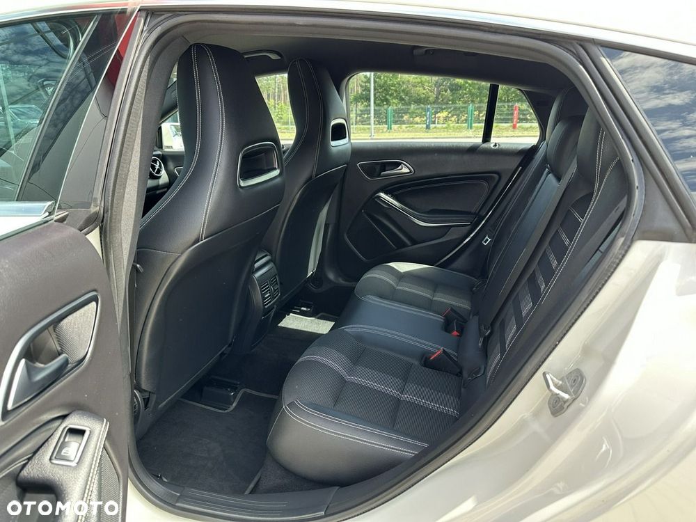 Mercedes-Benz CLA 220 4-Matic Urban - 14