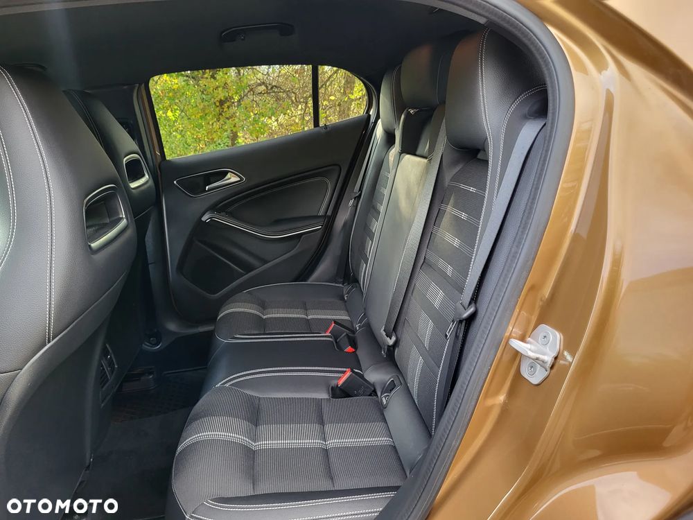 Mercedes-Benz GLA 180 Urban - 12