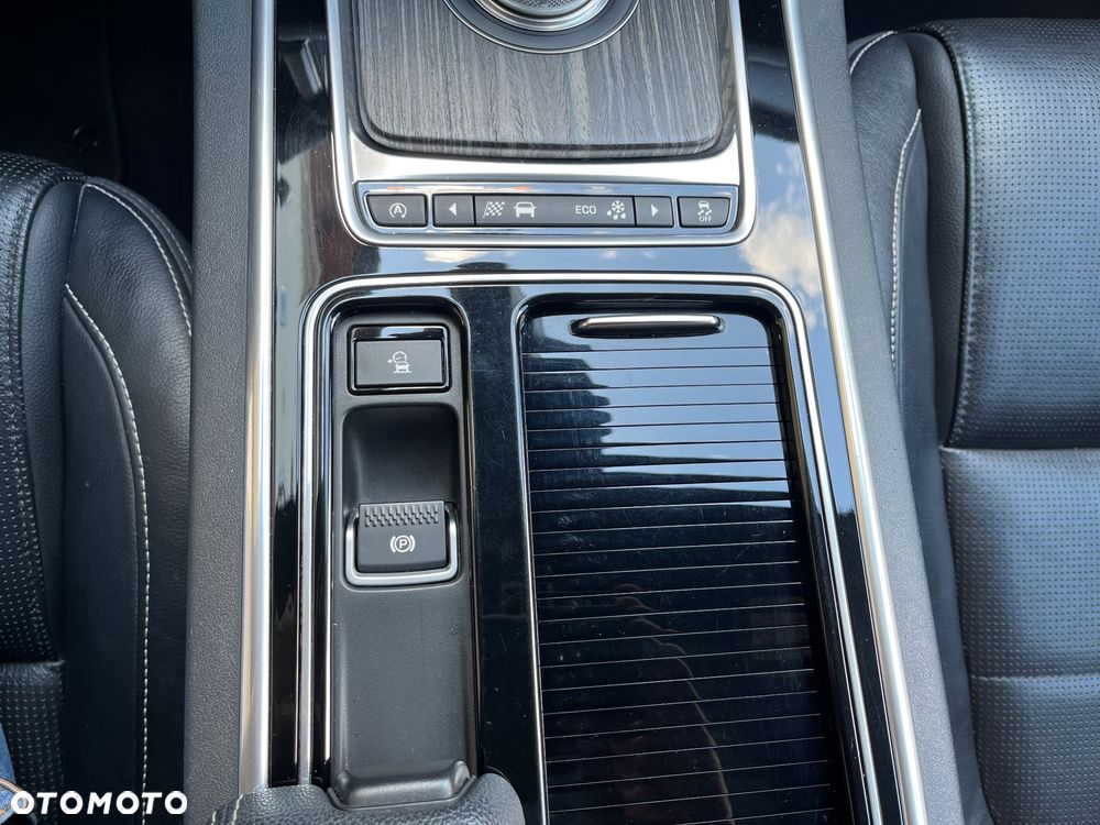 Jaguar XF 20d R-Sport - 24