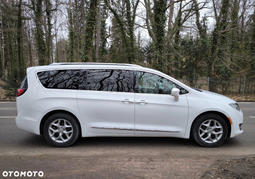 Chrysler Pacifica - 2