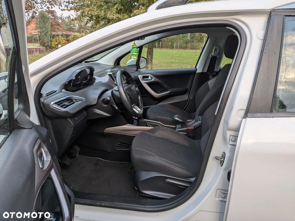 Peugeot 2008 1.2 Pure Tech Signature - 12