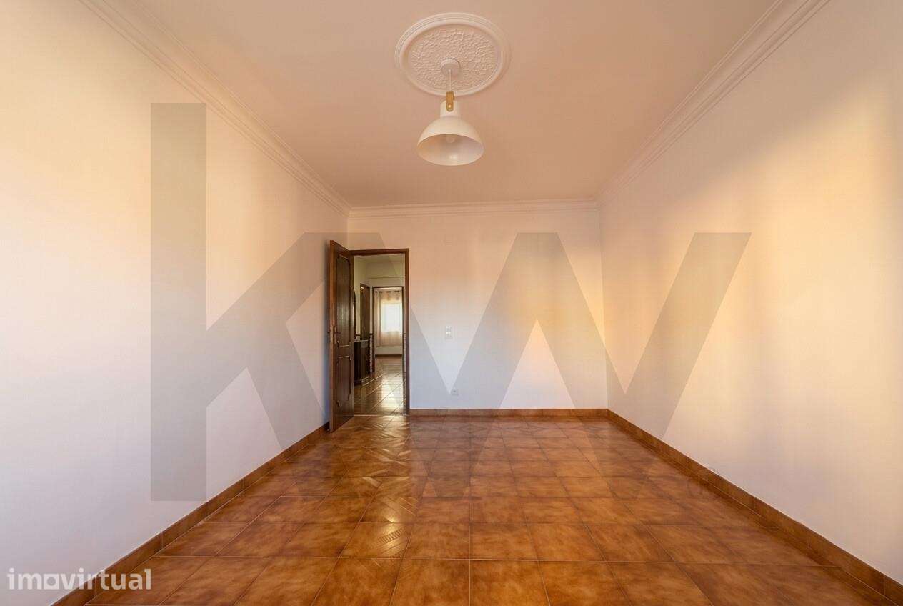 Espaçoso Apartamento T2, Ouressa em Mem Martins – R/C alto - Grande imagem: 3/23