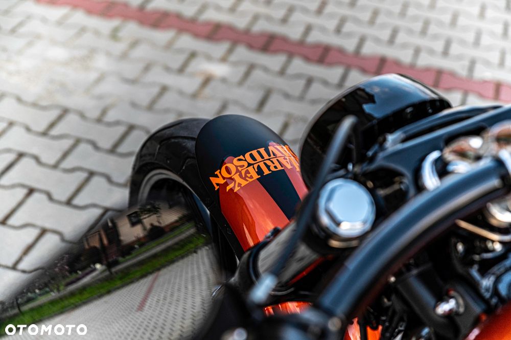 Harley-Davidson Softail Breakout - 32