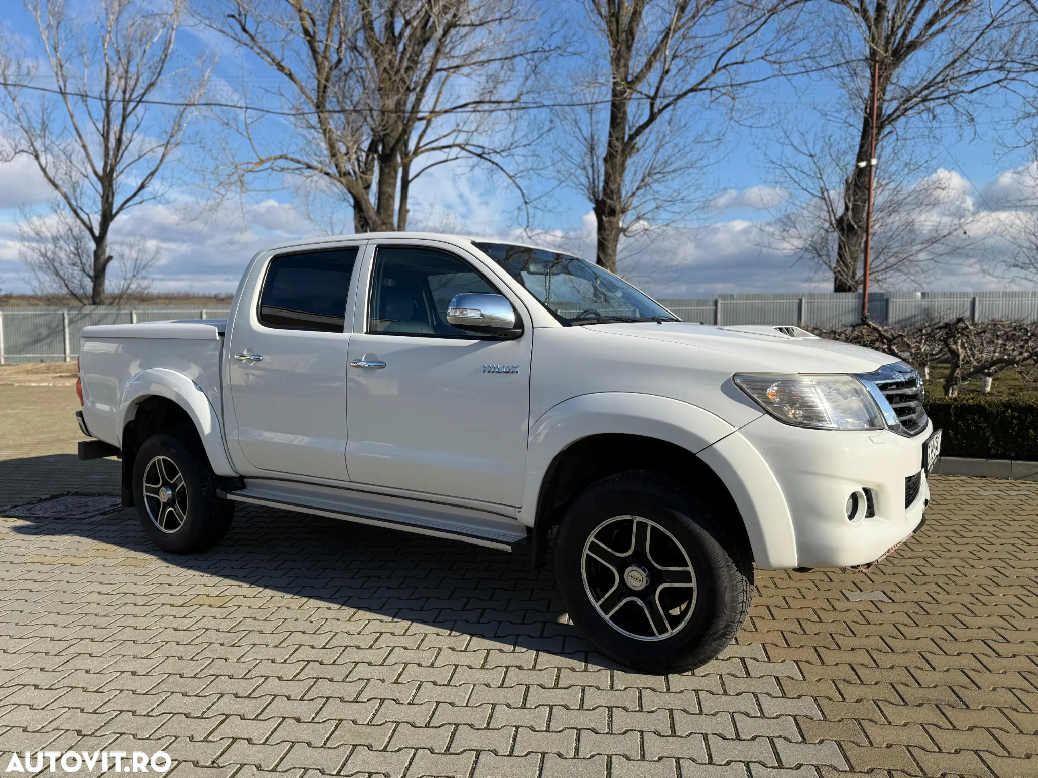 Toyota Hilux 4x4 Cabina Dubla Style+ Aut. - 8