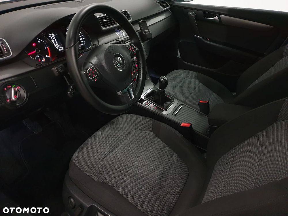 Volkswagen Passat 2.0 TDI Highline - 32
