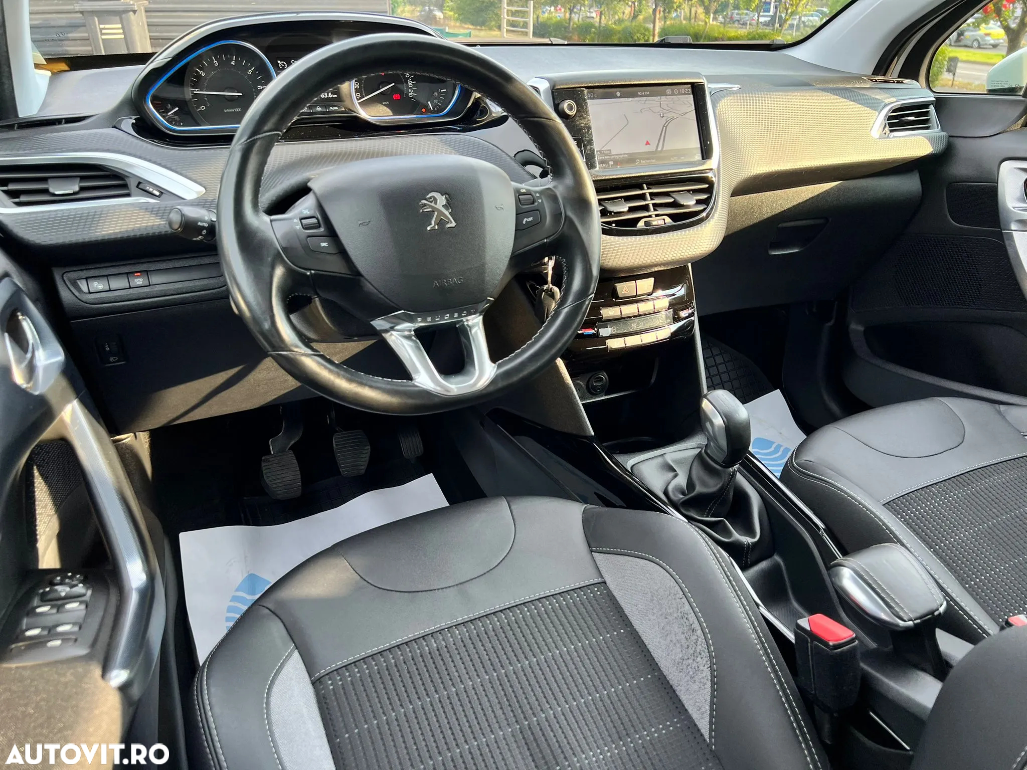 Peugeot 2008 1.2 PureTech Turbo S&S Allure - 6