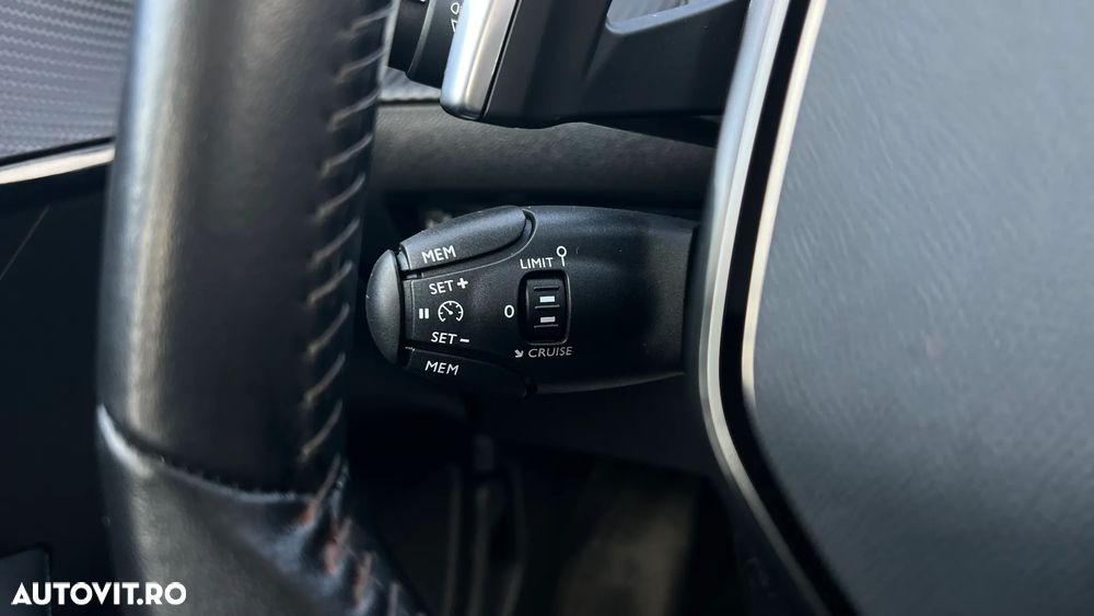 Peugeot 208 1.2 L PureTech STT EAT8 Allure - 20