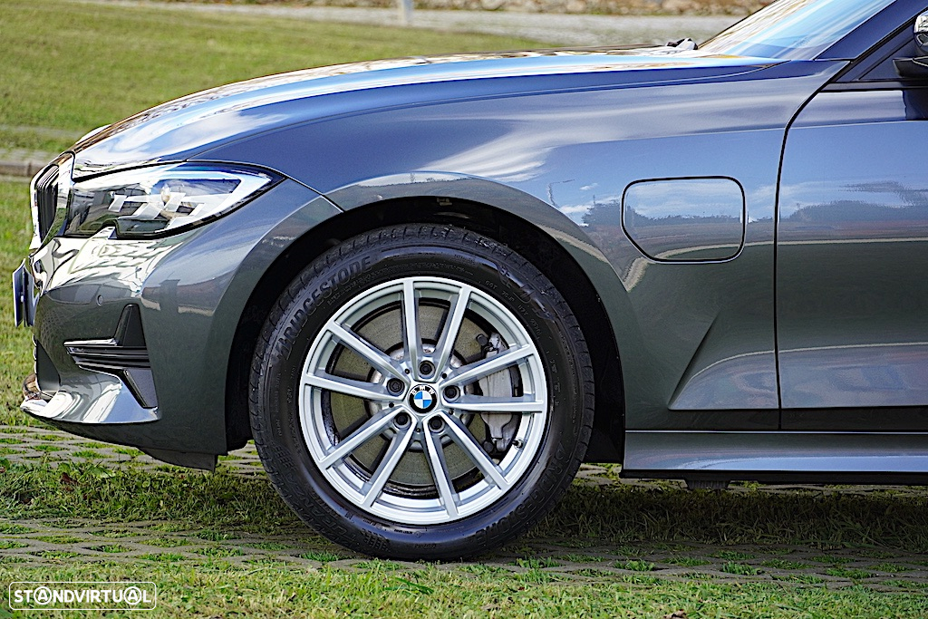 BMW 330 e Touring Auto - 4
