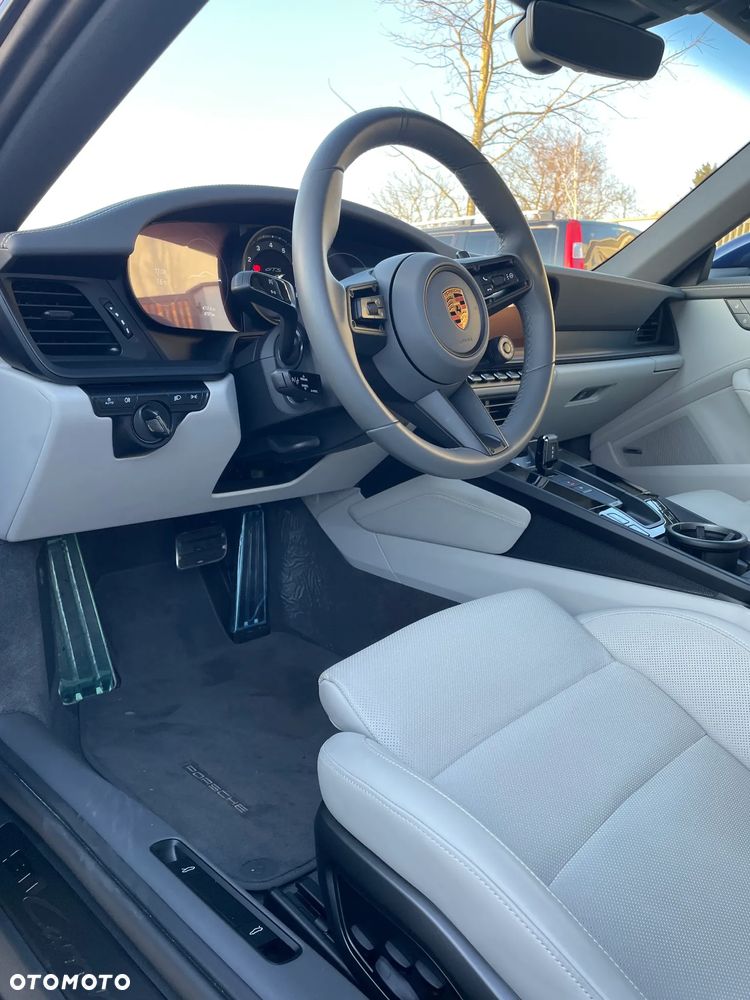 Porsche 911 Carrera 4 GTS - 8
