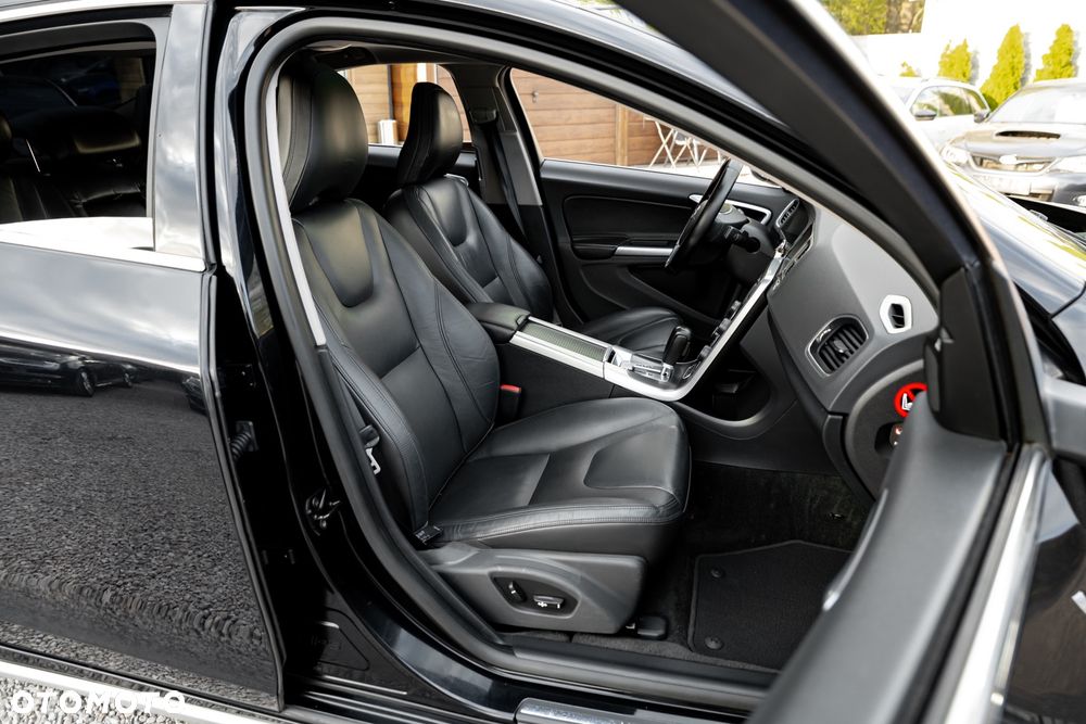 Volvo S60 D5 AWD Geartronic RDesign - 25