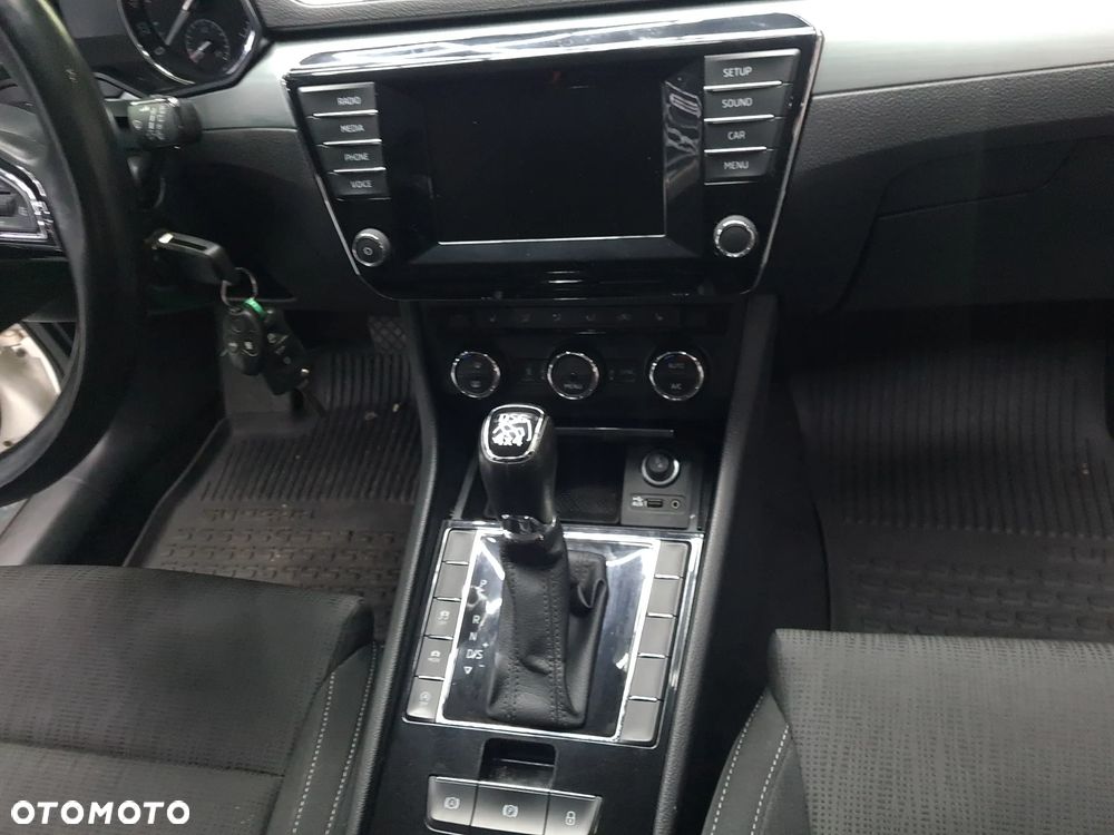Skoda Superb 2.0 TDI DSG Sportline - 28