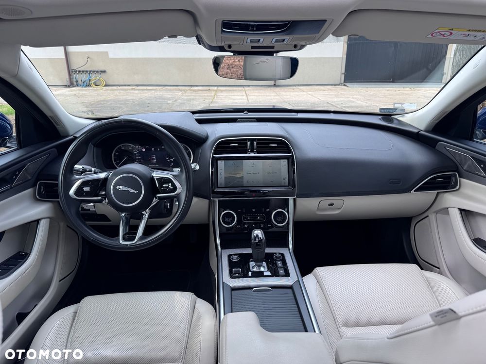 Jaguar XE 2.0 P250 SE - 29