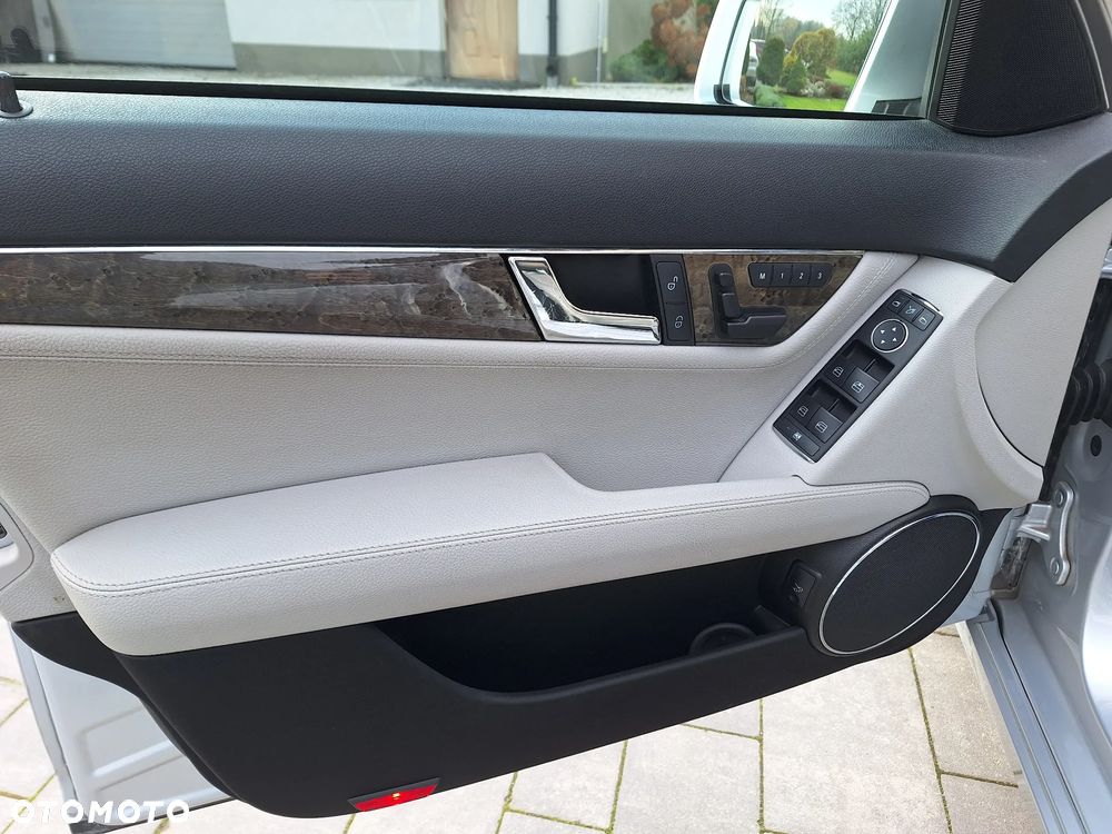 Mercedes-Benz Klasa C 250 CGI BlueEff Elegance - 10