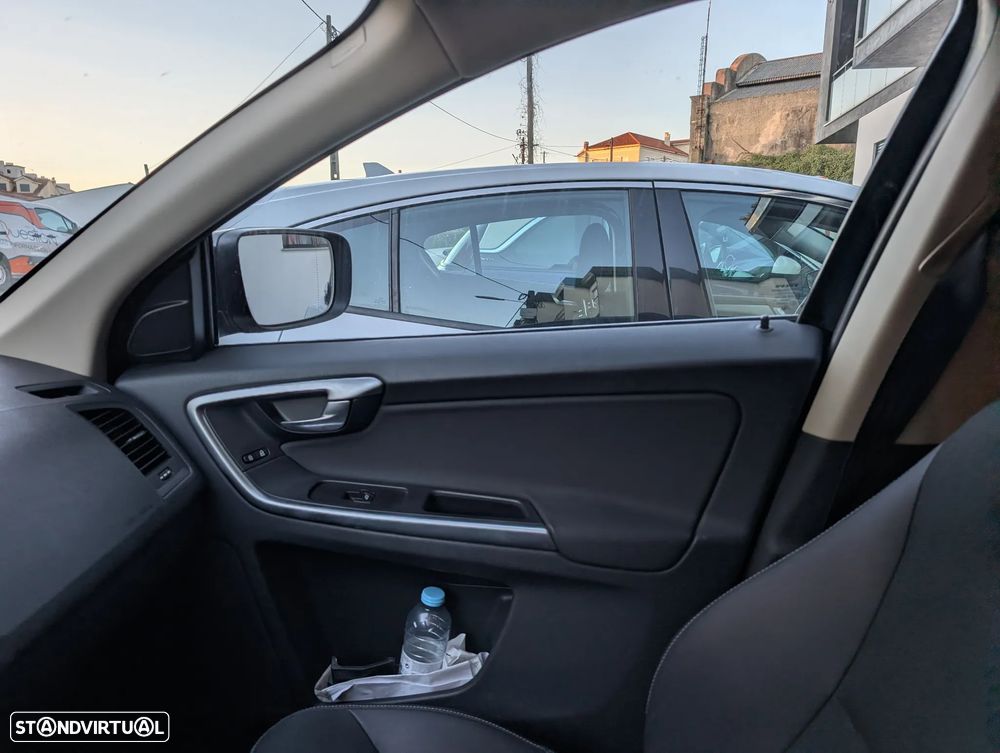 Volvo XC 60 2.4 D Drive Momentum - 12