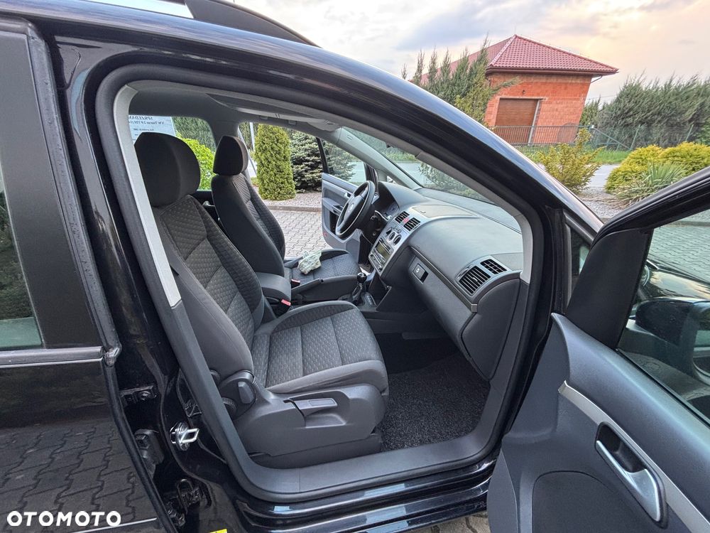 Volkswagen Touran - 12