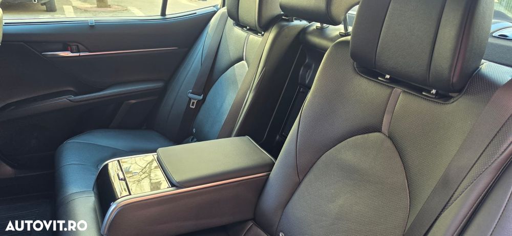 Toyota Camry Luxury - 8