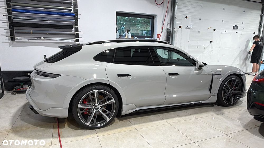Porsche Taycan 4 - 6