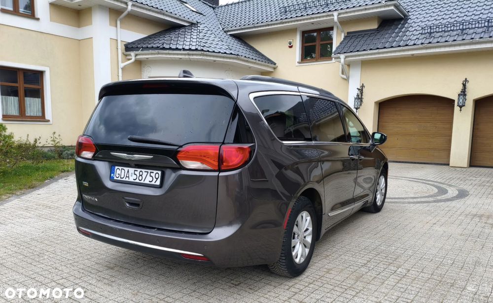 Chrysler Pacifica - 2