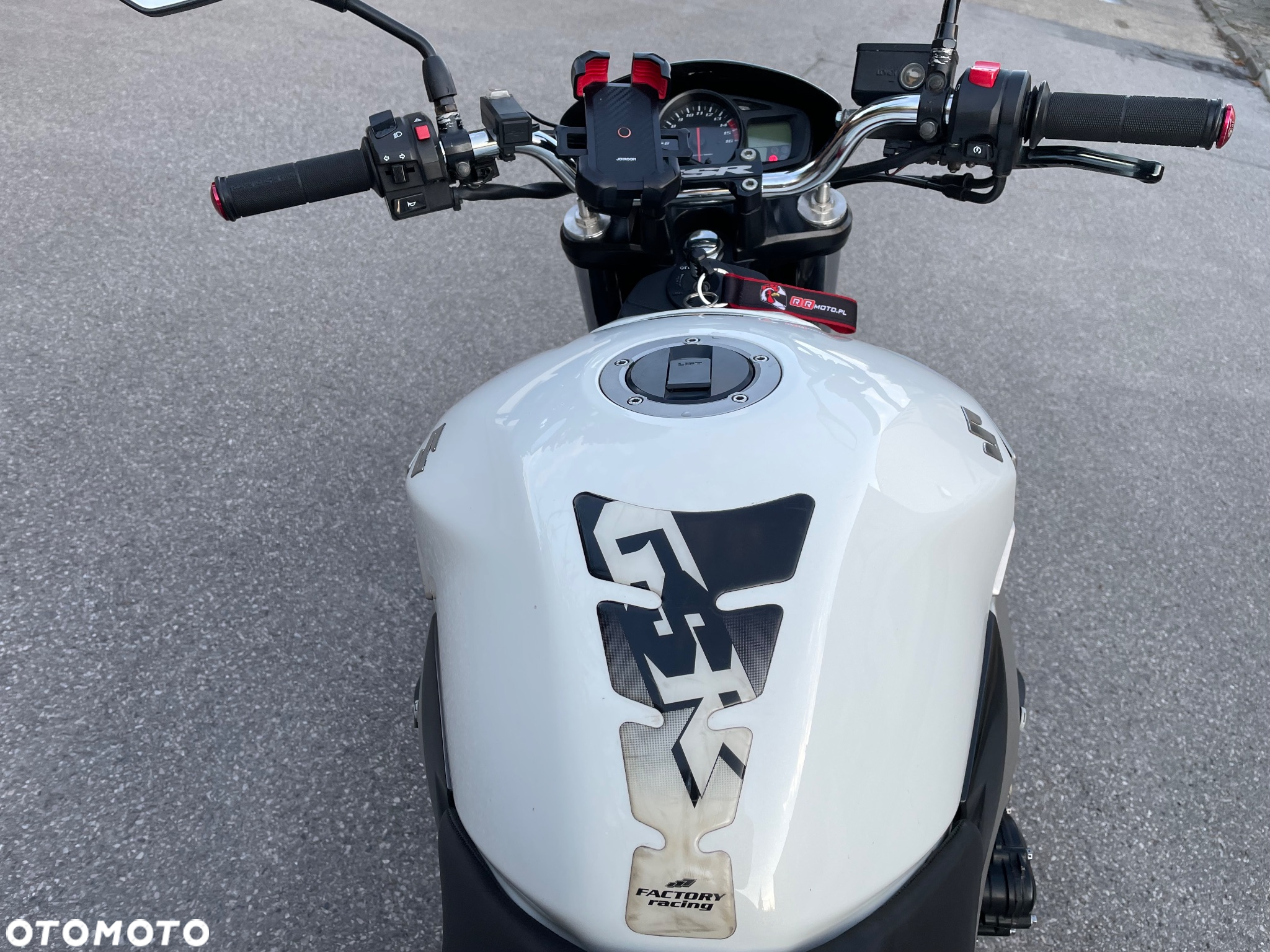 Suzuki GSR - 11
