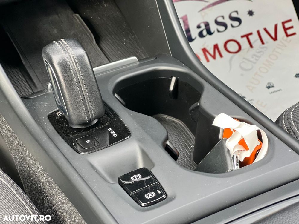 Volvo XC 40 B4 AT8 Mild Hybrid Momentum Pro - 14