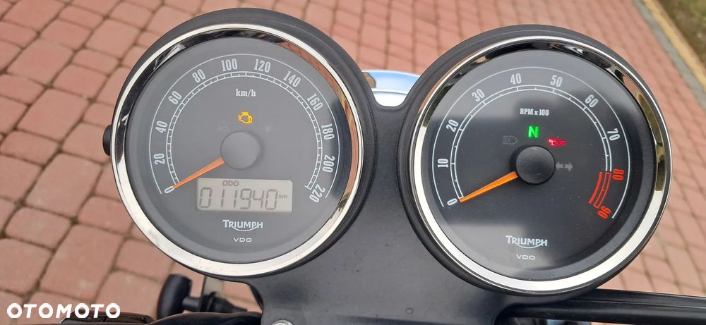 Triumph Bonneville - 13