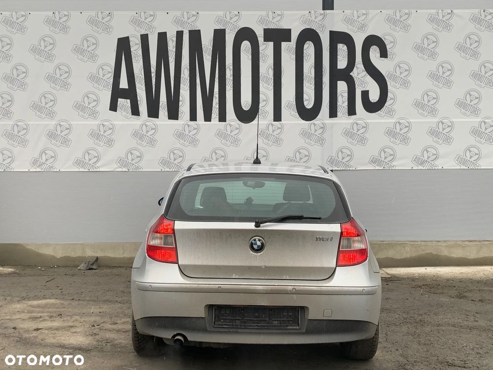BMW SERIA 1 116 2006 *SAMOCHÓD NA CZĘŚCI* 3890 MASKA, LAMPA, DRZWI, LUSTERKO, ZDERZAK, GRILL, BŁOTNIK, KLAPA, BELKA, DESKA, FOTELE, KANAPA, ĆWIARTKA KIEROWNICA, TARCZE, ZACISKI, ZAWIESZENIE, KOMPLETNY PRZÓD, KOMPLETNY TYŁ, LICZNIK, ZEGARY, PRAWE LEWE PRZÓD TYŁ - 4