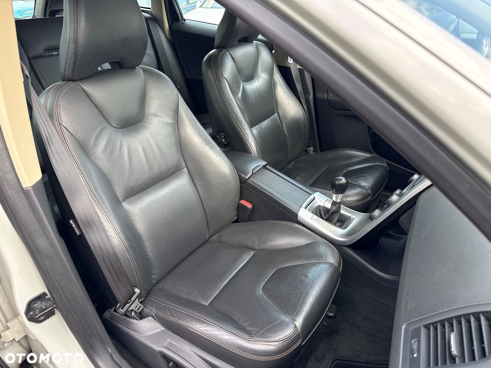 Volvo XC 60 D4 Momentum - 28