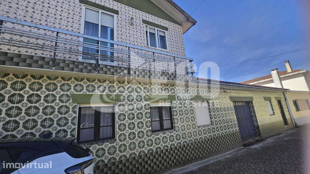 MORADIA GEMINADA COM EELENTE POTENCIAL - Grande imagem: 2/37
