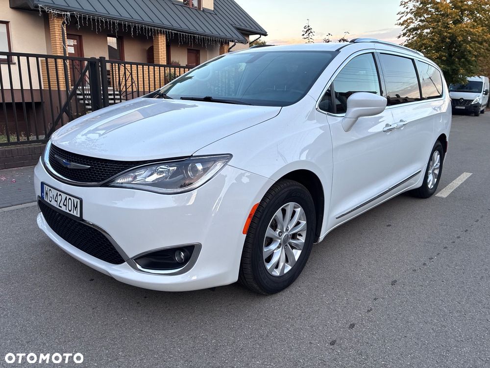 Chrysler Pacifica - 1