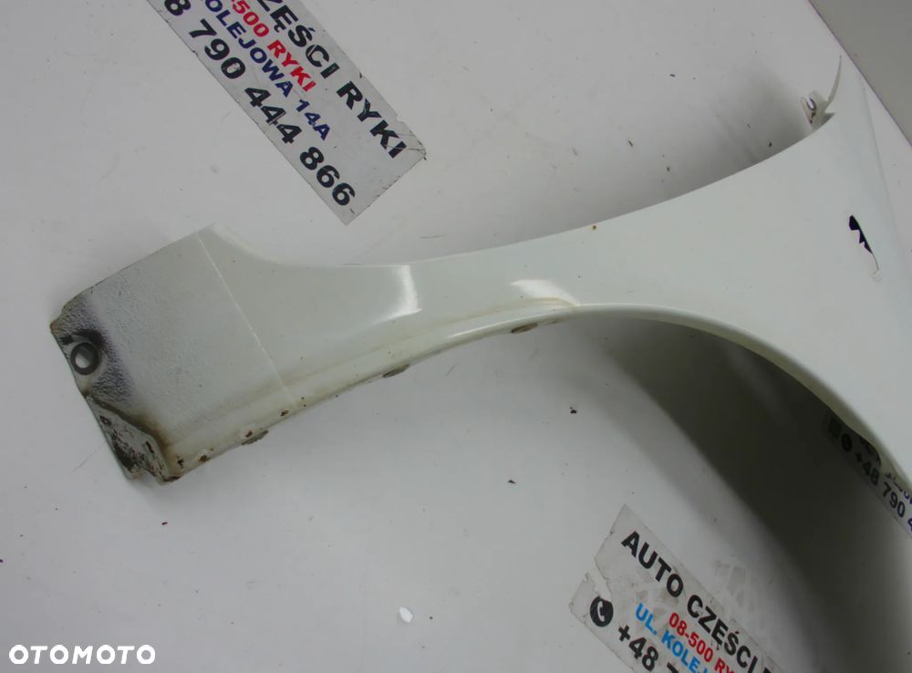 Nissan Micra K12 Błotnik Prawy przód biały - 2