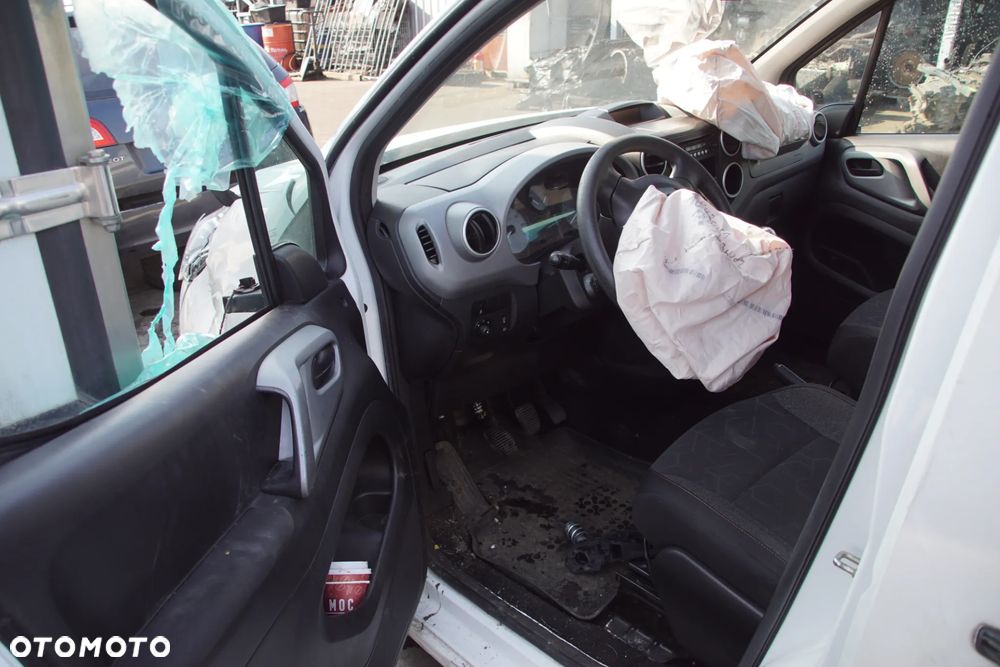 Auto na części - Peugeot Partner II Tepee Lift 1.6 HDI 99 KM BH02 20ET23 EWP 2016R Silnik Skrzynia Drzwi Błotnik Zderzak Lampa Lusterko Szyba Klamka Deska Kokpit Sterownik Moduł Czujnik Licznik Panel Kierownica - 10